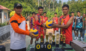 Pemain voli di tengah suasana desa